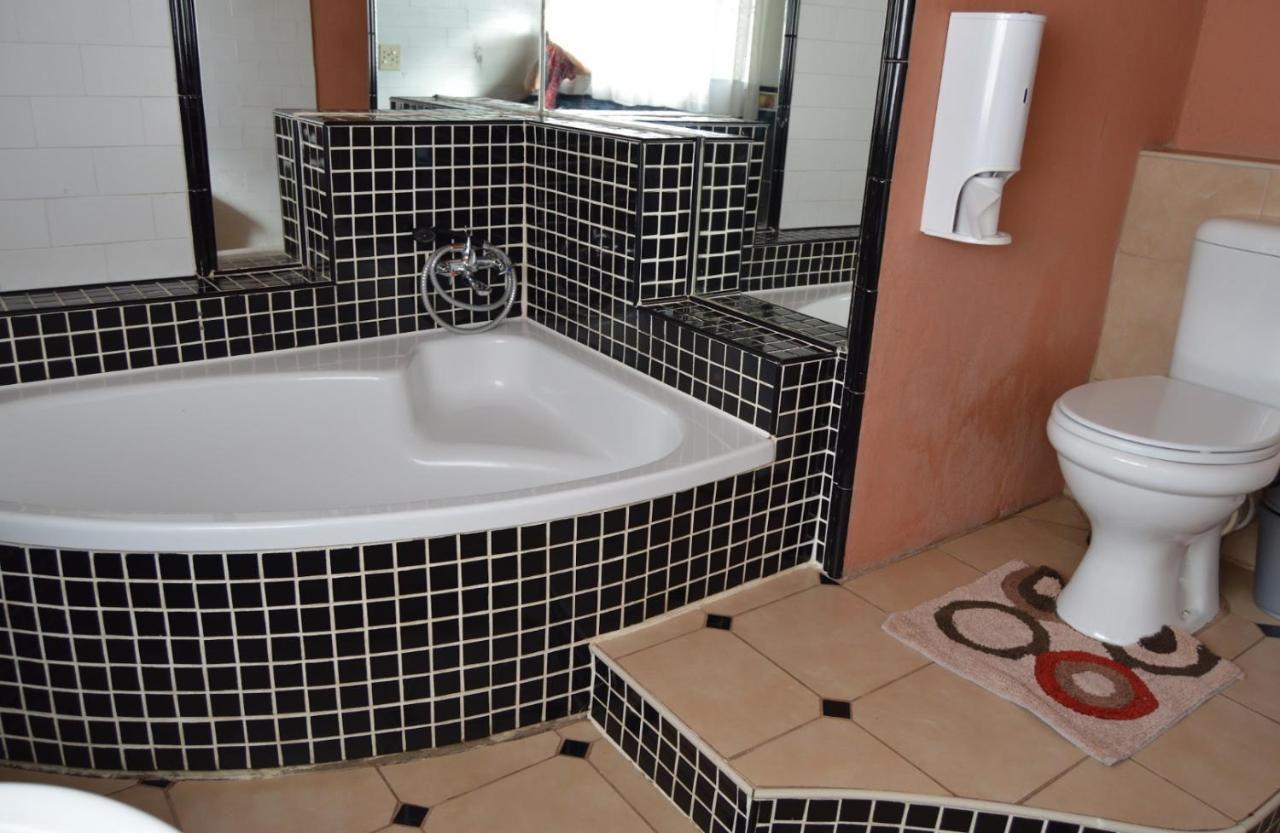 House Ebony B&B นิวคาสเซิล ภายนอก รูปภาพ